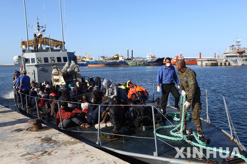 【트리폴리(리비아) = 신화/뉴시스】 지난 10월 11일 지중해의 리비아 해역에서 고무보트를 타고 떠돌다가 리비아 해양경비대에 의해 구조된 난민들이 트리폴리 항구에 입항하고 있다. 2017.10.22  