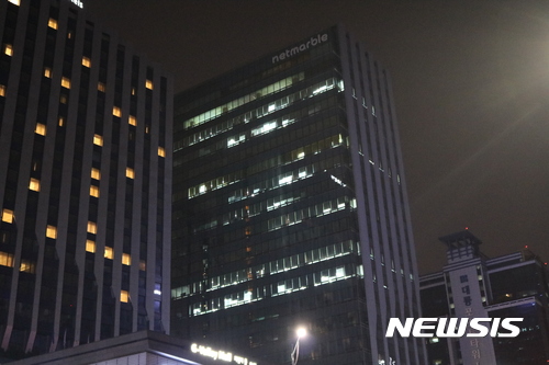 【서울=뉴시스】 지난 9월 26일 서울시 구로구에 위치한 넷마블게임즈 본사에서 직원들이 야근을 하고 있다. 넷마블게임즈는 이 건물 9~20층을 사용하고 있다. 자정이 가까운 시간임에도 대부분의 층에 환하게 불이 켜져있다.(사진=더불어민주당 신창현 의원실 제공)  
