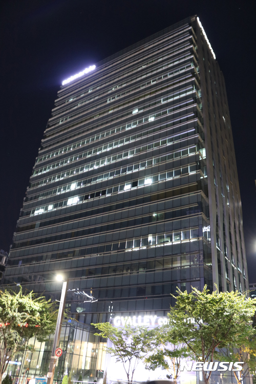 【서울=뉴시스】 지난 9월 20일 서울시 구로구에 위치한 넷마블게임즈 본사에서 직원들이 야근을 하고 있다. 넷마블게임즈는 이 건물 9~20층을 사용하고 있다. 자정이 가까운 시간임에도 대부분의 층에 환하게 불이 켜져있다.(사진=더불어민주당 신창현 의원실 제공)  