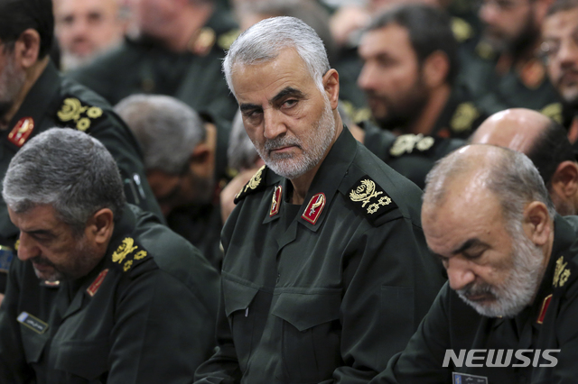 【바그다드=AP/뉴시스】거셈 술레이마니 이란혁명수비대 사령관(가운데)이 지난 2016년 9월18일 테헤란에서 이란혁명수비대 지휘관들과 함께 이란 최고 지도자 아야톨라 알리 하메네이가 주재한 회의에 참석하고 있다. 2019.05.20