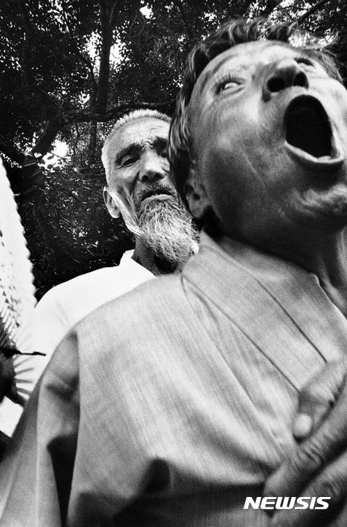 【서울=뉴시스】이갑철 作 아버지와 아들, 남원, 1995. (사진=스페이스22 제공. 사진은 이 기사 외 사용을 불허합니다) photo@newsis.com