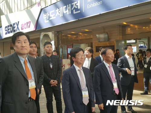 박성욱(앞줄 가운데) SK하이닉스 부회장