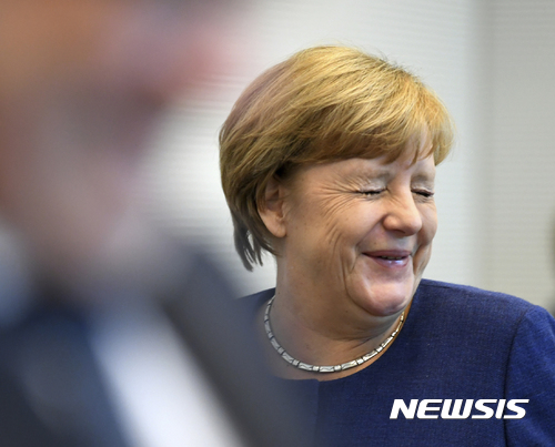 【베를린=AP/뉴시스】앙겔라 메르켈 독일 총리가 17일(현지시간) 베를린 국회의사당에서 기독민주당(CDU) 관계자들과 회의 중 웃고 있다. 2017.10.25. 