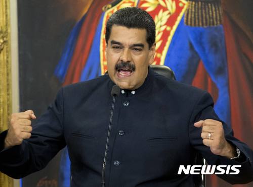 【카라카스=AP/뉴시스】니콜라스 마두로 베네수엘라 대통령이 17일(현지시간) 대통령궁에서 지난주말 주지사 선거 결과에 관한 기자회견을 진행하고 있다. 2017.10.18.