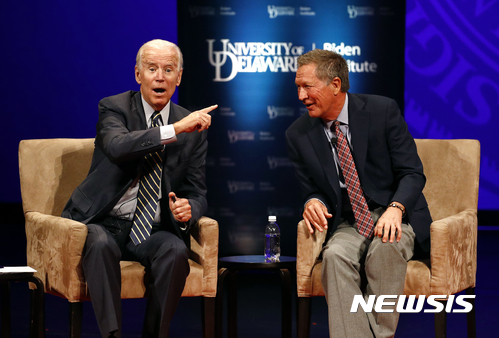 【뉴어크=AP/뉴시스】조 바이든 전 미국 부통령(왼쪽)과 존 케이식 오하이오 주지사가 17일(현지시간) 델라웨어대학에서 토론회를 진행하고 있다. 2017.10.17.