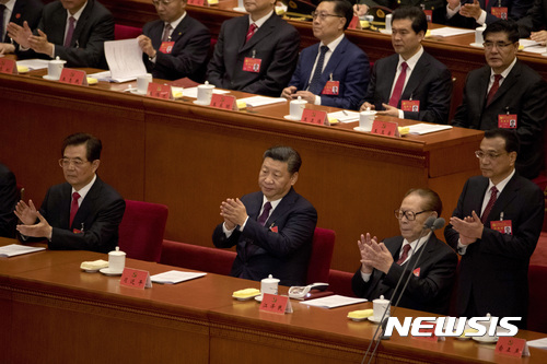 【베이징=AP/뉴시스】시진핑 중국 국가주석이 18일 베이징에서 열린 제19차 공산당 전국대표대회(당대회) 개막식에 참석해 박수를 치고 있다. 오른쪽에 장쩌민, 왼쪽에 후진타오 전 주석이 앉아 있다. 2017.10.18 