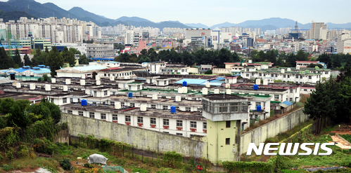 [광주=뉴시스] 광주 북구 옛 광주교도소 전경. 이곳은 5·18 당시 암매장 장소로 추정돼 지난 2017년 말 5·18기념재단 등이 현장 조사를 벌였다. (사진=뉴시스DB) 2019.12.20. photo@newsis.com