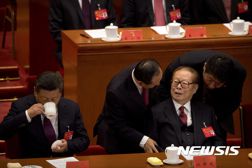 【베이징=AP/뉴시스】장쩌민 전 중국 국가주석(왼쪽)이 18일 베이징 인민대회당에서 열린 제19차 공산당 전국대표대회(당대회)에 참석해 관계자들과 대화하고 있다. 장쩌민은 91세이다.그 옆에서 시진핑 주석이 차를 마시고 있다.  2017.10.18