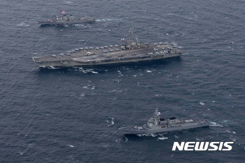 【서울=뉴시스】 한미 양국 해군이 18일 동해에서 북한의 해상도발 대비와 연합작전 수행능력 향상을 위한 항모강습단 훈련과 연합 대특수전부대작전(MCSOF : Maritime Counter Special Operation Force)훈련을 실시했다.  사진 가운데가 미국 해군 원자력추진 항공모함 로널드레이건함(CVN 76), 로널드레이건함 왼쪽으로 한국 해군의 이지스구축함 세종대왕함(DDG-991), 로널드레이건함 오른쪽으로 미국 해군의 알레이버크급 구축함 스테덤함(DDG 63). 2017.10.18. (사진=미 해군 제공)  photo@newsis.com