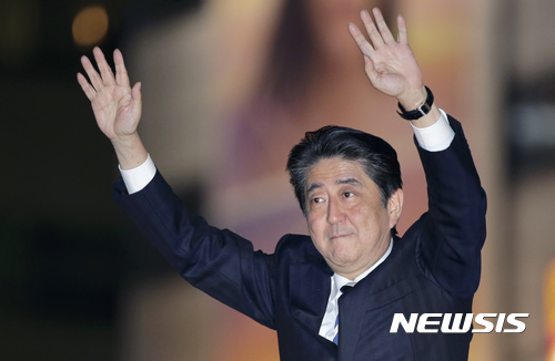 【도쿄=AP/뉴시스】아베 신조 일본 총리가 오는 22일 중의원 선거를 앞두고 18일 도쿄 거리에서 유세를 펼치고 있다. 2017.10.19