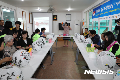 【안동=뉴시스】류상현 기자 = 싱가포르 공공후견청 관계자들(왼쪽)이 포항의 '치매보듬마을'을 찾아 이곳에서 진행되고 있는 프로그램들을 살펴보고 있다. 2017.10.20 (사진=경북도 제공) photo@newsis.com 