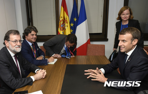 【브뤼셀 ( 벨기에)= AP/뉴시스】 = 10월 19일(현지시간) 브뤼셀에서 열린 유럽연합 정상회의에서 스페인의 마리아노 라호이 총리(왼쪽), 에마뉘엘 마크롱 프랑스대통령(오른쪽) 등 정상들이 영국의 메이 총리가 더 구체적인 브렉시트 상세 계획안을 내놓아야 한다고 말하고 있다.  