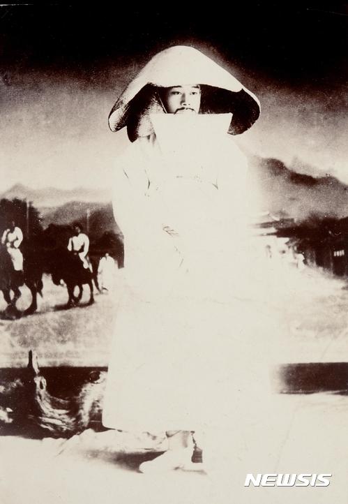 【서울=뉴시스】 상주, 1906~1907년 헤르만 산더가 수집한 자료. 방갓을 쓴 상주의 모습을 찍었다. 개항기 조선을 찾은 서양인은 상례 사진이나 삽화를 많이 남겼다. 생소한 의례가 호기심을 자극했으리라는 추측이다.