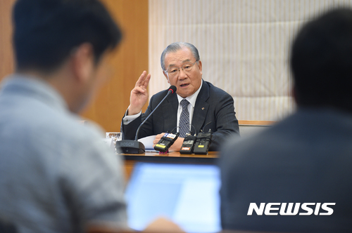 임기 4개월 남은 김인호 무협회장 사퇴 이유는? 