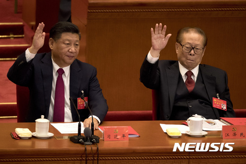 【베이징=AP/뉴시스】 중국 베이징 인민대회당에서 열린 19차 당대회 폐회식에서 시진핑(왼쪽) 주석과 장쩌민 전 주석이 손을 들어 업무보고 내용을 승인하고 있다. 2017.10.24 