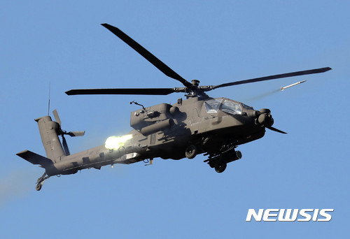 【양평=뉴시스】박진희 기자 = 24일 오후 경기도 양평군 비승사격장에서 실시한 '2017 육군항공 사격대회'에 참가한 아파치(AH-64E) 헬기가 로켓 사격을 하고 있다. 2017.10.24.pak7130@newsis.com