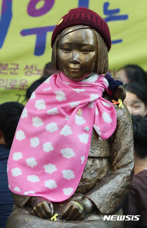 【서울=뉴시스】고승민 기자 = 25일 오후 서울 종로구 옛 주한일본대사관 앞에서 열린 제1306차 일본군 성노예제 문제해결을 위한 정기 수요시위에서 소녀상에 무릎담요가 둘러져 있다. 2017.10.25.  kkssmm99@newsis.com