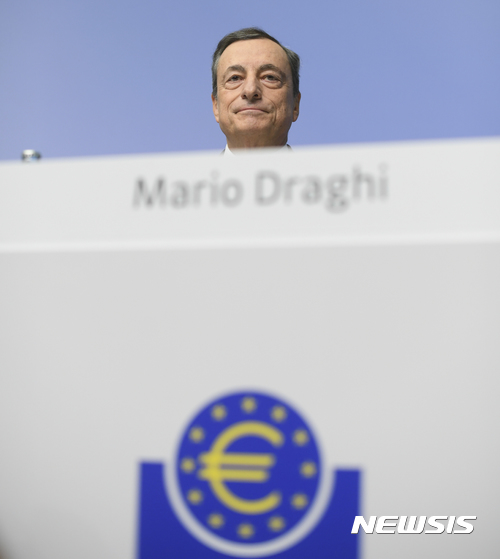 【 프랑크푸르트=AP/뉴시스】마리오 드라기 유럽중앙은행(ECB) 총재가 26일(현지시간) 독일 프랑크푸르트에 있는 ECB 청사에서 기자회견을 열어 통화정책회의 결과를 설명하고 있다.이날 ECB는 채권 매입 규모를 월 600억 유로(약 75조원)에서 300억 유로로 줄이고 매입 종료 기간을 올해 말에서 최소 9개월을 연장하기로 결정했다.2017.10.27