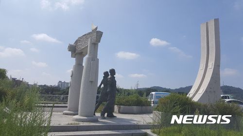 【진주=뉴시스】정경규 기자 = 경남 진주시 동성동 진주성 앞에 있는 '진주형평운동기념탑'2017.10.29. jkgyu@newsis.com