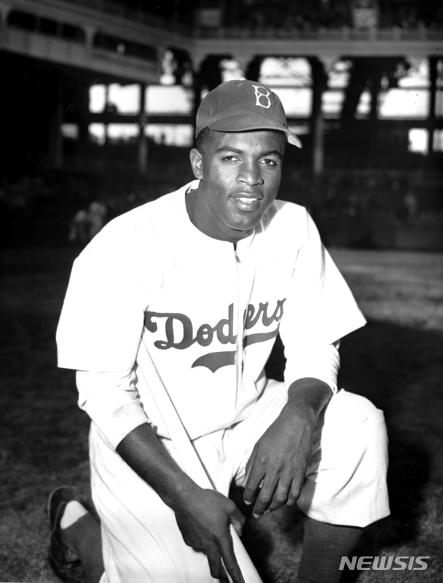 【AP/뉴시스】 1947년 4월 11일 브루클린 다저스 유니폼을 입은 재키 로빈슨.