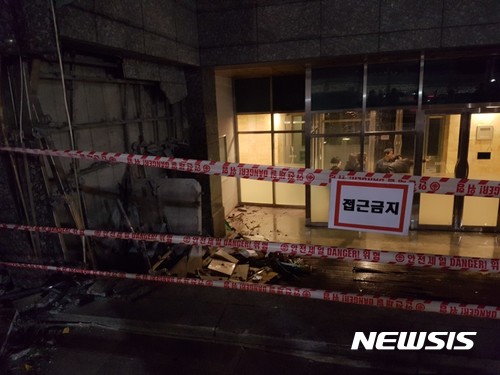 【서울=뉴시스】이예슬 기자 = 차량이 돌진한 건물의 옆쪽 벽면과 유리로 된 출입문은 크게 파손돼 사고의 처참함을 그대로 보여줬다. 