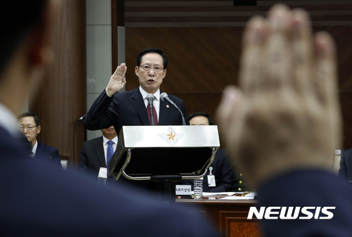 【서울=뉴시스】최동준 기자 = 30일 서울 용산구 국방부에서 열린 국회 법제사법위원회의 군사법원에 대한 국정감사에서 송영무 국방부 장관이 선서 하고 있다. 2017.10.30. photocdj@newsis.com