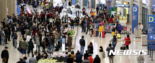 【인천공항=뉴시스】홍찬선 기자 = 사드(THAAD·미국 고고도미사일방어체계)를 둘러싼 한·중 정부의 갈등이 해빙 국면을 맞이하면서, 앞으로 중국인관광객수가 점차 늘어날 것으로 보인다. 31일 오후 인천공항 입국장에서 중국 상해와 칭다오에서 도착한 인파들이 입국을 하고 있다. 2017.10.31. mania@newsis.com