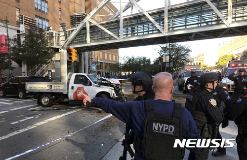 【뉴욕=AP/뉴시스】31일(현지시간) 미국 뉴욕 맨해튼 남부에서 트럭 돌진 테러가 발생해 경찰이 주변을 통제하고 있다. 2017.11.1. 