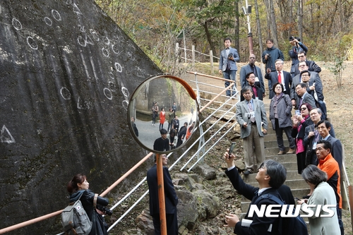 【영동=뉴시스】이성기 기자 = 2017년 11월 2일 한·미 양국의 성직자 31명이 충북 영동 노근리사건 현장인 노근리 쌍굴을 둘러보는 모습.(사진=뉴시스 DB) photo@newsis.com