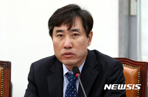 【서울=뉴시스】이영환 기자 = 바른정당 하태경 최고위원이 2일 오전 서울 여의도 국회 바른정당 회의실에서 열린 최고위원회의에 참석해 발언하고 있다.하태경 최고위원은 전날 문재인 대통령의 시정연설에서 현수막 시위를 하던 자유한국당 의원들이 문 대통령과 악수에 응한 것에 대해 "KO패 당했다"고 밝혔다.또한 "대통령은 여당만의 대표가 아닌 야당의 대표이기도 하며 모든 국민의 대표라며 최소한의 예우를 지켜야 한다"고 전했다. 2017.11.02. 20hwan@newsis.com