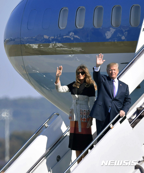 【요코타 미 공군기지=AP/뉴시스】도널드 트럼프 미국 대통령과 퍼스트레이디 멜라니아 여사가 5일 일본 도쿄 인근에 있는 요코타 미 공군기지에 도착해 환영객들을 향해 손을 흔들고 있다. 2017.11.05 