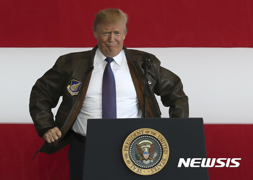 【요코타=AP/뉴시스】도널드 트럼프 미국 대통령이 5일 일본 도쿄 인근 요코타 미 공군기지에 도착해 선물로 받은 공군점퍼를 입고 있다. 2017.11.05