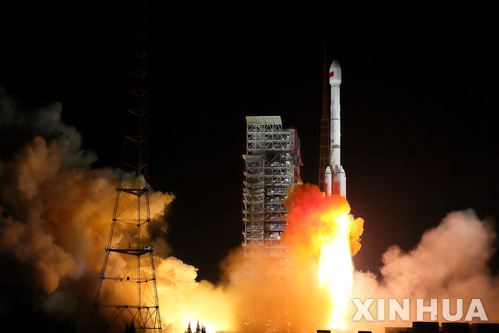 중국 쓰촨성 시창 발사센터에서 베이더우(北斗) 3호 위성 2기가 창정3호 운반로켓에 실려 발사되고 있다. 