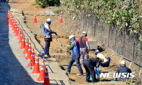 【광주=뉴시스】류형근 기자 = 6일 오전 광주 북구 옛 광주교도소 북측 담장 인근 5·18 암매장 추정지에서 5·18기념재단 등이 유해 발굴 작업을 하고 있다. 2017.11.06. hgryu77@newsis.com