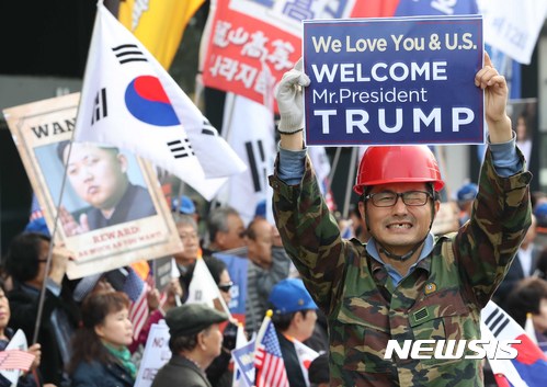 【서울=뉴시스】고승민 기자 = '자유애국모임' 회원들이 6일 오전 서울 광화문 미국대사관 인근 도로에서 '트럼프 미국 대통령 방한 환영 기자회견'을 열고 있다. 2017.11.06.  kkssmm99@newsis.com