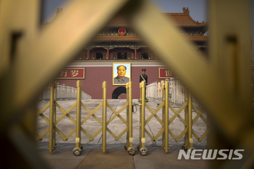 【베이징=AP/뉴시스】11월 6일 중국 베이징 톈안먼 광장에 한 경찰관이 서 있다. 뒷편으로 마오쩌둥 전 국가주석의 초상화가 보인다. 2017.11.22