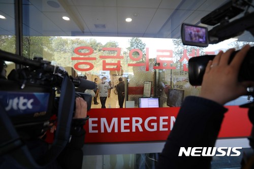 【서울=뉴시스】고승민 기자 = '국가정보원 댓글 수사' 은폐 의혹을 받고 있는 변창훈 서울고검 검사가 6일 오후 서초동의 변호사 사무실 건물 4층에서 투신, 인근 병원으로 이송돼 치료를 받던 중 사망했다.  이날 서울 서초구의 한 병원 응급의료센터에 취재진이 몰려 있다. 2017.11.06.  kkssmm99@newsis.com