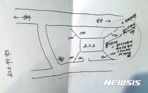 【광주=뉴시스】류형근 기자 = 6일 오후 광주 북구 옛 광주교도소 북측 담장 인근 5·18 암매장 추정지에서 유해 발굴 작업이 진행되고 있는 가운데 1980년 5월 당시 광주교도소에 주둔했던 3공수여단 김모 소령이 증언한 암매장 추정위치 약도. 김 소령은 "광주교도소 안 야산과 논이 보이는 방면의 3m 지점에 가마니로 2구씩 12구의 시체를 가매장했다"고 검찰조사에서 밝혔다. 2017.11.06. hgryu77@newsis.com