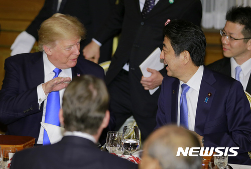【도쿄 =AP/뉴시스】 도널드 트럼프 미국 대통령과 아베 신조 일본 총리가 6일 도쿄 영빈관 아카사카궁에서 열린 만찬에 참석해 대화하고 있다 . 2017.11.06