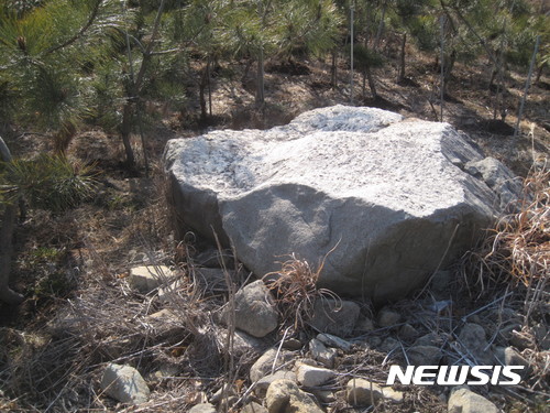 【고성(경남)=뉴시스】신정철 기자 = 경남 고성군은 고성문화원 향토사연구소(소장 이인성)와 합동으로 오는 13일부터 17일까지 고성군 일원에 고인돌(지석묘) 실태조사를 실시한다고 9일 밝혔다. 고성군에 따르면 청동기 시대의 대표적인 무덤양식인 고인돌(지석묘)은 고성군 내 학림리 지석묘, 오방리 지석묘 등 경상남도 지정문화재 3개소 18기와 비지정문화재 55개소 118기가 있다.사진은 오방리 지석묘 모습이다. 2017.11.09.(사진=고성군 제공) photo@newsis.com