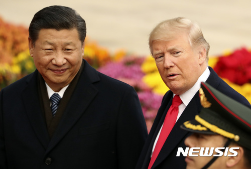 【베이징=AP/뉴시스】도널드 트럼프 미국 대통령이 9일 베이징 인민대회당 앞에서 열린 환영식에 시진핑 중국 국가주석과 참석하고 있다. 2017.11.09 