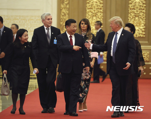 【베이징=AP/뉴시스】중국 방문 이틀째인 도널드 트럼프 미 대통령이 9일 국빈 만찬장인 인민대회당에서 시진핑 주석과 만나 이야기하며 입장하고 있다. 양국 퍼스트 레이디가 뒤따르고 있다. 2017. 11. 9. 