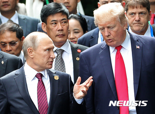 【다낭=AP/뉴시스】도널드 트럼프 미국 대통령(오른쪽)과 블라디미르 푸틴 러시아 대통령이 11일 베트남 다낭에서 열린 아시아태평양경제협력체(APEC) 정상회의에 참석해 이동하며 대화하고 있다. 2017.11.11. 