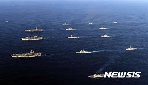 【서울=뉴시스】12일 동해상에서 한미 해군이 연합 훈련을 하고 있다. 이날 훈련에는 한국 해군의 세종대왕함 등 6척이, 미 해군은 항공모함 3척을 포함해 총 9척이 참가했다.  양국 해군은 14일까지 동해상에서 미 해군은 항모 3척과 이지스함 11척, 우리 해군은 7척(이지스구축함 2척 포함)의 함정이 연합훈련을 실시할 예정이다. 미 해군 항공모함은 제일 왼쪽 열 위에서부터 니미츠함(CVN-68), 로널드레이건함(CVN-76), 루즈벨트함(CVN-71). 두번째 열 맨 위에가 우리 해군 이지스구축함 서애류성룡함(DDG-993), 맨 아래가 세종대왕함(DDG-991). 2017.11.12. (사진=해군본부 제공) photo@newsis.com