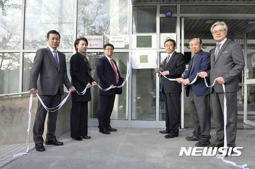 【부산=뉴시스】 하경민 기자 = 신라대와 이우공상기술대학은 13일 양 대학의 주요 보직자들이 참석한 가운데 창업관련 교류 프로그램 확대 방안 등에 관해 협의한 이후 대학 내 마린바이오산업화지원센터에서 창업실습기지 현판식을 개최했다고 밝혔다. 2017.11.13. (사진=신라대 제공)yulnetphoto@newsis.com