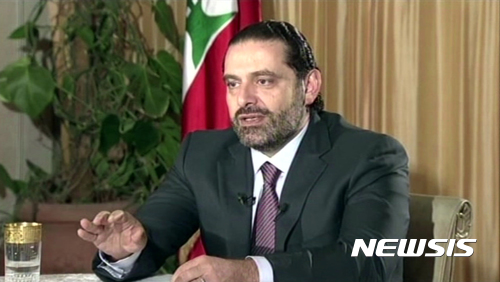【퓨처TV·AP/뉴시스】사드 알하리리 레바논 총리(왼쪽)가 12일(현지시간) 사우디아라비아 리야드에서 레바논 방송사인 퓨처TV 진행자와 인터뷰하고 있다. 하리리 총리는 사우디의 강요가 아니라 자신의 자유의지로 사퇴를 결심했다고 주장했다. 사진은 방송화면을 캡쳐한 것이다. 2017.11.07 