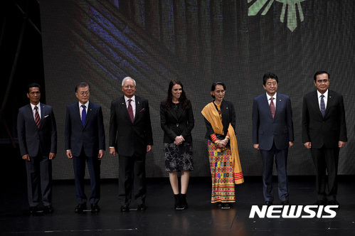 【마닐라=AP/뉴시스】문재인 대통령(왼쪽 두번째)이 13일 필리핀 마닐라에서 열리는 아세안 정상회의에 참석하고 있다. 2017.11.13 