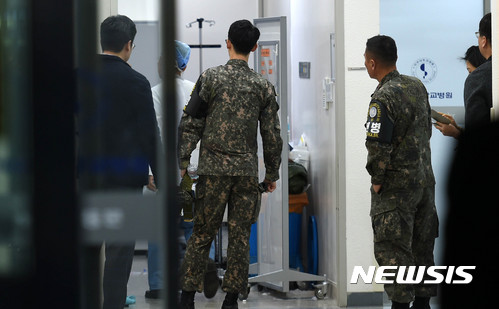 【수원=뉴시스】이정선 기자 = 13일 오후 판문점 공동경비구역(JSA) 지역으로 한 북한 군인이 귀순, 경기 수원 아주대학교병원 경기남부 권역외상센터로 이송 된 것으로 알려진 가운데 병원 및 군 관계자들이 외상소생실 앞에 서 있다. 해당 북한군은 귀순 과정에서 북한군의 총격을 받고 부상한 상태로 긴급 후송되었다. 2017.11.13.  ppljs@newsis.com