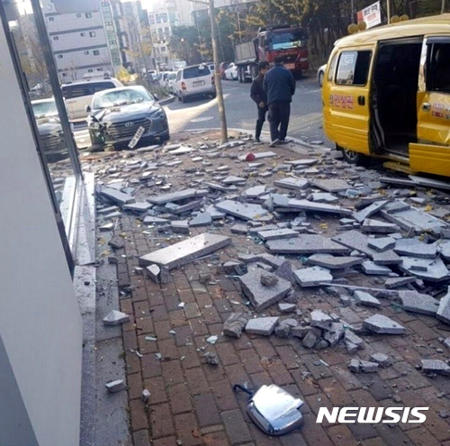 【포항=뉴시스】박준 기자 = 15일 오후 2시29분께 경북 포항시 북구 북쪽 6㎞ 지역에서 규모 5.5의 지진이 발생해 도로가 갈라지고 건물 외벽이 무너지는 등 피해가 속출했다. 2017.11.15 june@newsis.com 