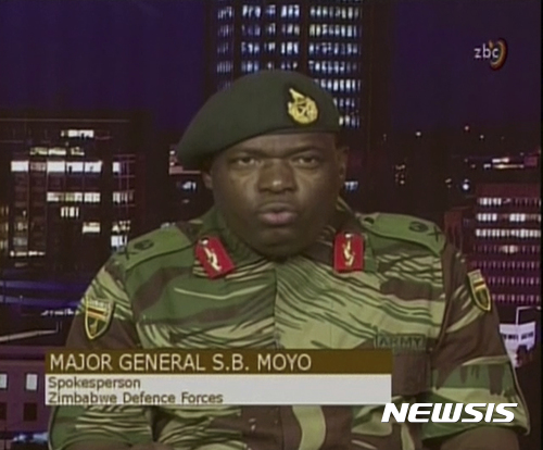 【 하라레=AP/뉴시스】시부시오 모요 짐바브웨군 대변인이 15일 수도 하라레에서 있는 ZBC 방송을 통해 "질서를 회복하기 위해 군이 행동에 나섰다"고 밝히고 있다. 2017.11.15 